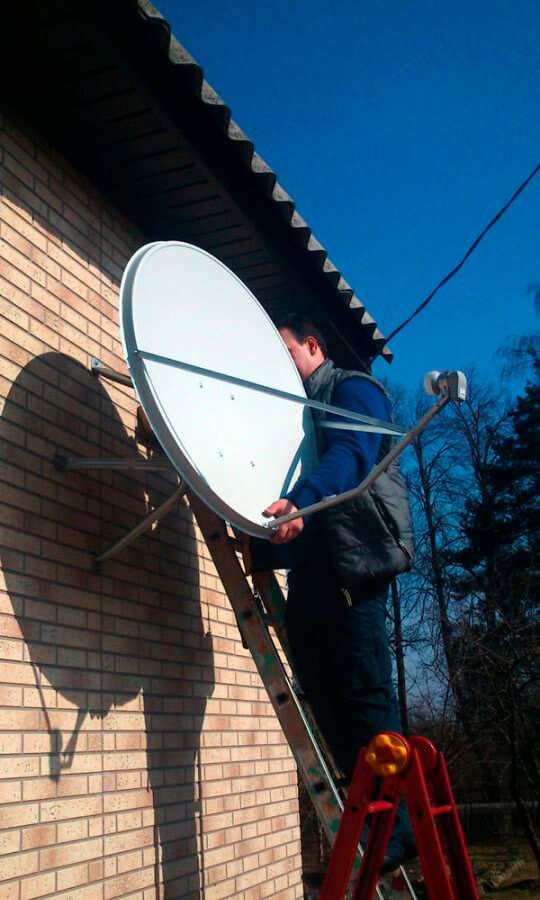 Монтаж спутниковой антенны на стену дома